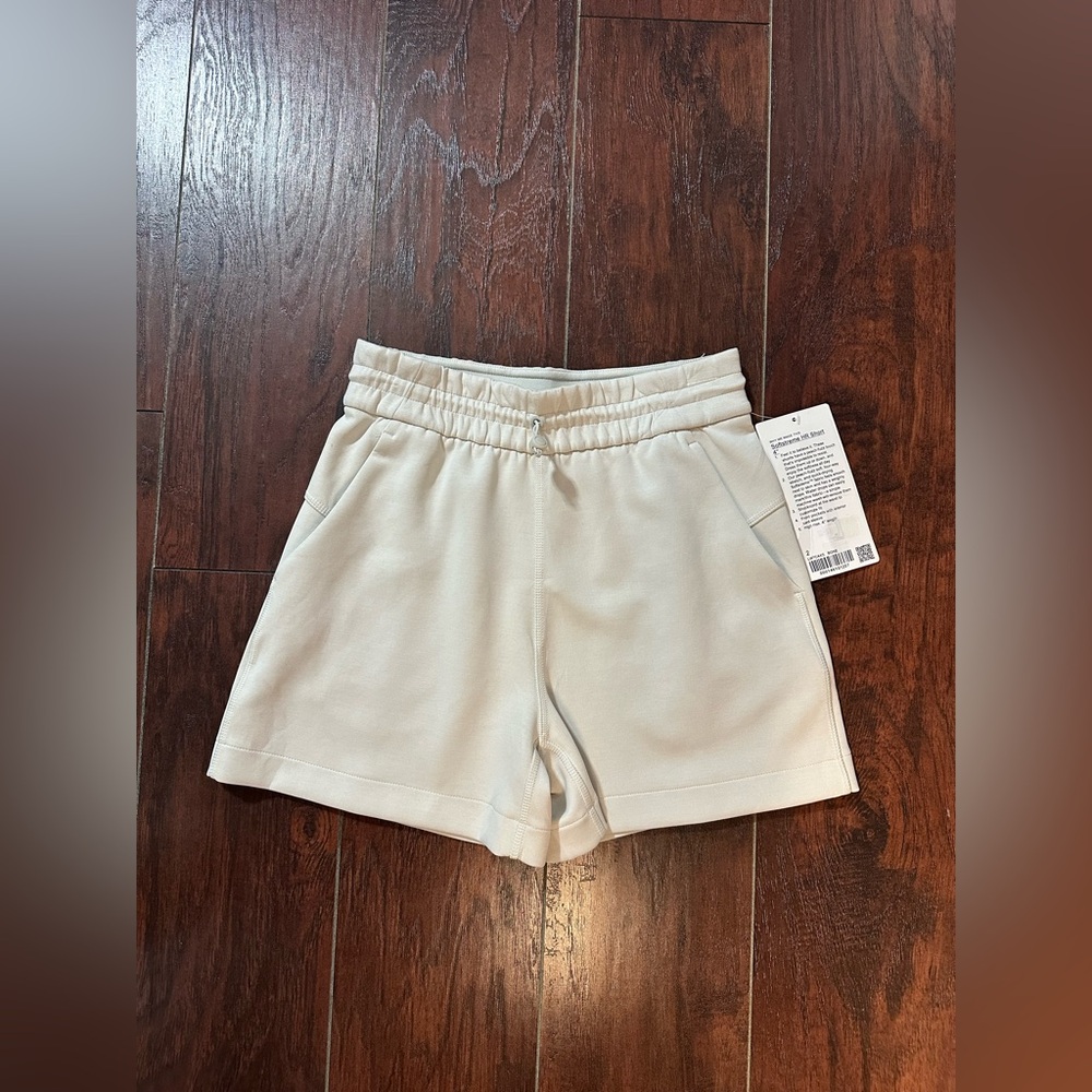 Lululemon Softstreme Size 2 HighRise 4” Bone